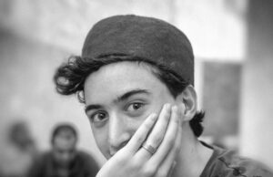 Tech, Style et Précision : Choisir Son Garde-Temps en Tunisie en 2026 homme portant une montre stylish en Tunisie