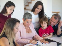 La révolution silencieuse des familles marocaines : comment l’évolution des modèles de la famille affecte les jeunes générations Familles marocaines discutant à la table en plein air