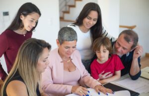 La révolution silencieuse des familles marocaines : comment l’évolution des modèles de la famille affecte les jeunes générations Familles marocaines discutant à la table en plein air