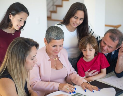 La révolution silencieuse des familles marocaines : comment l’évolution des modèles de la famille affecte les jeunes générations Familles marocaines discutant à la table en plein air