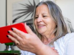 Les cheveux gris et leur rôle potentiel dans le détecteur anticancer : guide complet Woman with gray hair holding a magnifying glass over a microscope slide of cancer cells