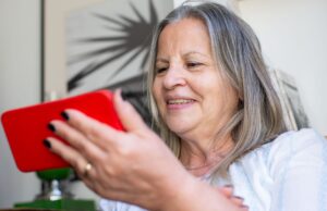 Les cheveux gris et leur rôle potentiel dans le détecteur anticancer : guide complet Woman with gray hair holding a magnifying glass over a microscope slide of cancer cells