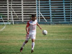 La Tunisie révèle trois nouveaux maillots pour sa participation à la Coupe du monde : un coup de cœur pour les fans maghrébins en diaspora Tunisienne joueuse portant un nouveau maillot de football pour la Coupe du monde avec des fans en diaspora derrière elle