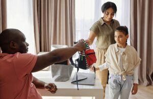 Rentrée : gérer la double culture à l’école française – Guide pour les Maghrébins de la diaspora Parents maghrébins avec leur enfant en préparation pour la rentrée à l'école française