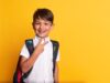 Fournitures scolaires : les meilleures offres pour la rentrée Enfant en train de récupérer des fournitures scolaires avec une panier plein