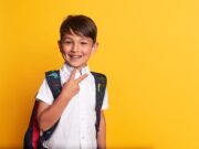 Fournitures scolaires : les meilleures offres pour la rentrée Enfant en train de récupérer des fournitures scolaires avec une panier plein