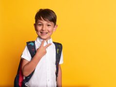 Fournitures scolaires : les meilleures offres pour la rentrée Enfant en train de récupérer des fournitures scolaires avec une panier plein