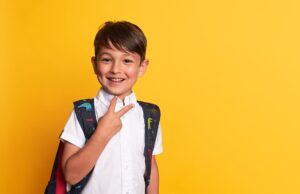 Fournitures scolaires : les meilleures offres pour la rentrée Enfant en train de récupérer des fournitures scolaires avec une panier plein