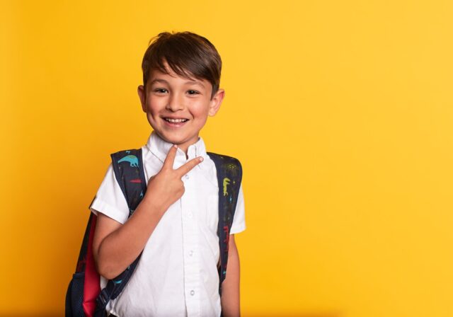 Rentrée Fournitures Scolaires Enfant en train de récupérer des fournitures scolaires avec une panier plein