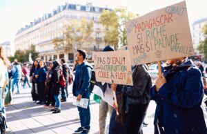 Les meilleures villes de France pour scolariser ses enfants : un guide détaillé Famille de la diaspora maghrébine devant une école dans une des meilleures villes françaises pour scolariser leurs enfants