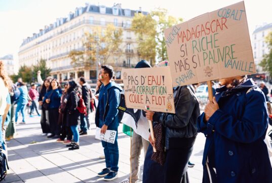 Les meilleures villes de France pour scolariser ses enfants : un guide détaillé Famille de la diaspora maghrébine devant une école dans une des meilleures villes françaises pour scolariser leurs enfants