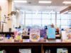 Comment aider son enfant bilingue à la rentrée : conseils pour les parents maghrébins de la diaspora Famille maghrebienne aide leur enfant à la rentrée scolaire en utilisant des livres