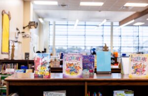 Comment aider son enfant bilingue à la rentrée : conseils pour les parents maghrébins de la diaspora Famille maghrebienne aide leur enfant à la rentrée scolaire en utilisant des livres