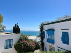 Le thermalisme tunisien : comment combiner tourisme, bien-être et santé Famille en vacances à un spa thermal tunisien avec vue sur la mer