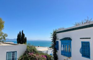 Le thermalisme tunisien : comment combiner tourisme, bien-être et santé Famille en vacances à un spa thermal tunisien avec vue sur la mer