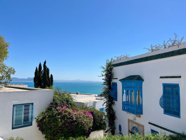 Famille en vacances à un spa thermal tunisien avec vue sur la mer