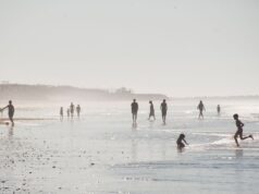 Top destinations all-inclusive au Maroc pour un séjour sous 400 € Family enjoying all-inclusive vacation at crystal clear waters beach in Agadir, Morocco
