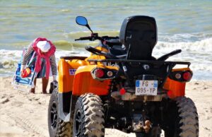 Le Tourisme en Tunisie : L’attrait croissant des Français comparé au Maroc Famille française en vacances sur une plage de la Tunisie