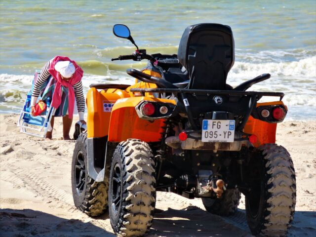 Famille française en vacances sur une plage de la Tunisie