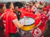 Les nouveaux maillots tunisiens pour la Coupe du monde : présentation détaillée Tunisiennes en train de regarder la Coupe du monde avec les nouveaux maillots tunisiens dans le fond