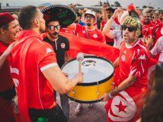 Les nouveaux maillots tunisiens pour la Coupe du monde : présentation détaillée Tunisiennes en train de regarder la Coupe du monde avec les nouveaux maillots tunisiens dans le fond