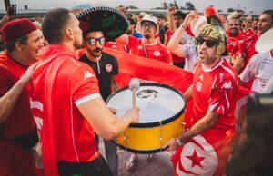 Les nouveaux maillots tunisiens pour la Coupe du monde : présentation détaillée Tunisiennes en train de regarder la Coupe du monde avec les nouveaux maillots tunisiens dans le fond