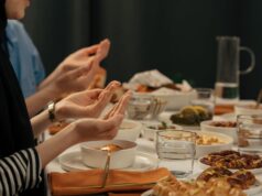 Carême et Ramadan : la cuisine unie en soutien au jeûne communautaire Famille Maghrébine préparant une cuisine unie pour Carême et Ramadan