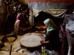 Le Bouzelouf, la délicieuse spécialité culinaire algérienne qui charme Algerian family preparing Bouzelouf dish