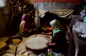 Le Bouzelouf, la délicieuse spécialité culinaire algérienne qui charme Algerian family preparing Bouzelouf dish