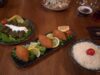 Le nouveau voyage gourmand s’ouvre à Saint-Jean-du-Falga : découvrez la gastronomie du Sud-Ouest français maghrébinisée Famille au diner dans un restaurant traditionnel du Sud-Ouest français avec des plats maghrébins sur la table