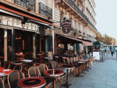 Le Restaurant Ségolène Royal : le paradis de la gastronomie algérienne à Paris Algerian family dining at Paris restaurant Ségolène Royal with traditional dishes