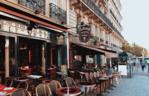 Le Restaurant Ségolène Royal : le paradis de la gastronomie algérienne à Paris Algerian family dining at Paris restaurant Ségolène Royal with traditional dishes