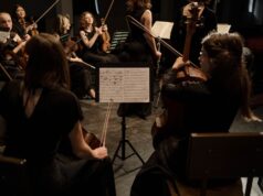 Ima-Yemma : un orchestre mélangeant Chaâbi, soul américaine et klezmer pour une fête inoubliable Ima-Yemma orchestra performing a lively mix of Chaabi, American soul and klezmer music