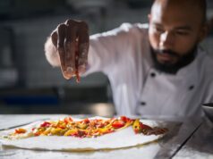 Mohamed Cheikh, vainqueur de « Top Chef » : la cuisine algérienne au devant de la scène culinaire française Mohamed Cheikh, Algerian Top Chef winner posing with culinary trophy and traditional Algerian dish