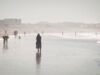 Découvrez d’autres trésors marocains : des vacances all-inclusive pour moins de 400 € Golden beach in Agadir, Morocco with a group of people enjoying all-inclusive holiday