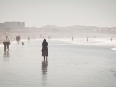 Découvrez d’autres trésors marocains : des vacances all-inclusive pour moins de 400 € Golden beach in Agadir, Morocco with a group of people enjoying all-inclusive holiday