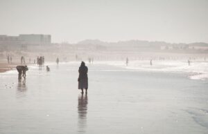 Découvrez d’autres trésors marocains : des vacances all-inclusive pour moins de 400 € Golden beach in Agadir, Morocco with a group of people enjoying all-inclusive holiday