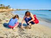 Le tourisme : la Tunisie attire davantage d’Europeens français que le Maroc Famille française en vacances sur plage tunisienne
