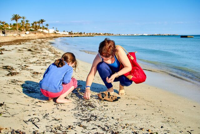 Français en Tunisie Famille française en vacances sur plage tunisienne