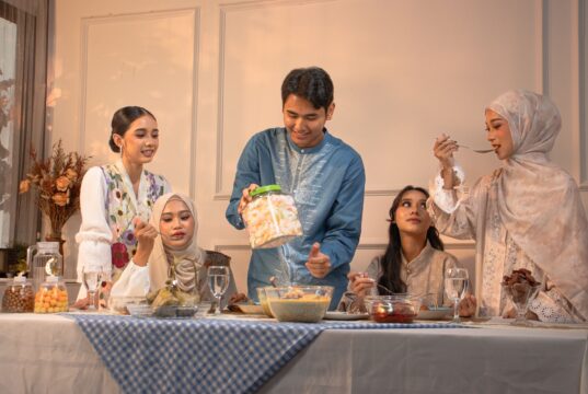 Recettes authentiques pour le Ftour Ramadan 2026 : Découvrez 50 recettes à essayer Families enjoying authentic Ftour Ramadan recipes during a traditional meal
