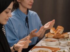 Le secret de Louloukitchen : congeler des recettes pour Ramadan Famille algérienne préparant des plats traditionnels pour Iftar en utilisant des techniques de congélation