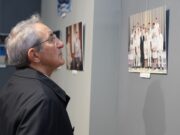 Le nouveau visage de l’artiste algérien Abdelmadjid Meskoud : une évolution marquante dans le monde de l’art Abdelmadjid Meskoud posant devant une de ses œuvres d'art