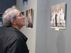 Le nouveau visage de l’artiste algérien Abdelmadjid Meskoud : une évolution marquante dans le monde de l’art Abdelmadjid Meskoud posant devant une de ses œuvres d'art