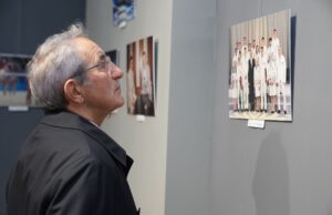 Le nouveau visage de l’artiste algérien Abdelmadjid Meskoud : une évolution marquante dans le monde de l’art Abdelmadjid Meskoud posant devant une de ses œuvres d'art