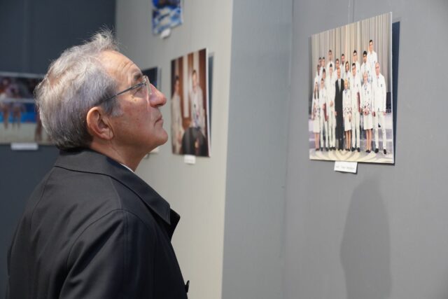 Abdelmadjid Meskoud posant devant une de ses œuvres d'art
