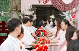Les mariages traditionnels du sud du Vietnam : une pratique ancestrale détaillée South Vietnamese traditional wedding with couple in traditional attire