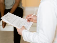 La nullité de mariage religieux dans les communautés maghrébines : cas particulier et conseils pratiques Woman seeking legal advice for religious marriage nullification in a North African setting
