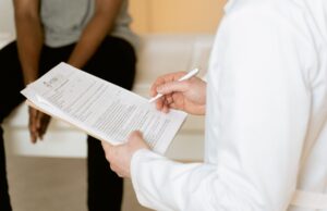 La nullité de mariage religieux dans les communautés maghrébines : cas particulier et conseils pratiques Woman seeking legal advice for religious marriage nullification in a North African setting