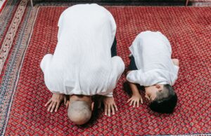 Guide complet pour Mawlid (Naissance du Prophète) 2026 : tout ce qu’il faut savoir Famille musulmane maghrébine en prière au Mawlid