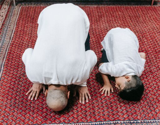 Guide complet pour Mawlid (Naissance du Prophète) 2026 : tout ce qu’il faut savoir Famille musulmane maghrébine en prière au Mawlid